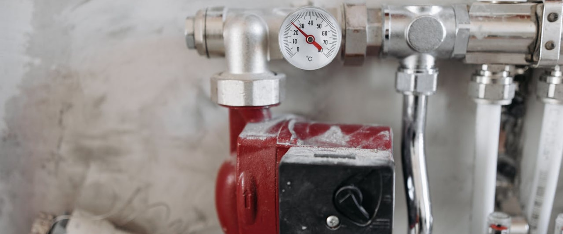 Enhancing Deck Construction While Embracing Hybrid Heat Pump Water Heating in Switzerland